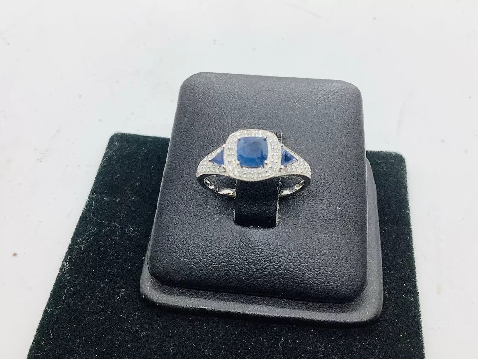 Sapphire, diamonds, gemstone ring